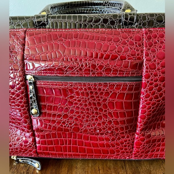 👜 Samantha Brown Burgundy Croco Embossed Overnight Travel Bag 12.5”H x 14”W - Picture 15 of 15